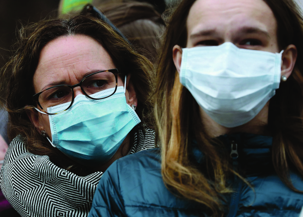 09 March 2020, England, London: Spectators wearing masks to protect against coronavirus stand outside the Commonwealth Service at Westminster Abbey. The service is the Duke and Duchess of Sussex's final official engagement before they quit royal life. Photo: Jonathan Brady/PA Wire/dpa
ONLY FOR USE IN SPAIN

09 March 2020, England, London: Spectators wearing masks to protect against coronavirus stand outside the Commonwealth Service at Westminster Abbey. The service is the Duke and Duchess of Sussex's final official engagement before they quit royal life. Photo: Jonathan Brady/PA Wire/dpa

3/9/2020 ONLY FOR USE IN SPAIN