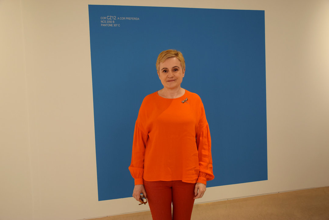 Mónica Alonso posa fronte á peza azul que representa a que considera como cor preferida (DUVI).