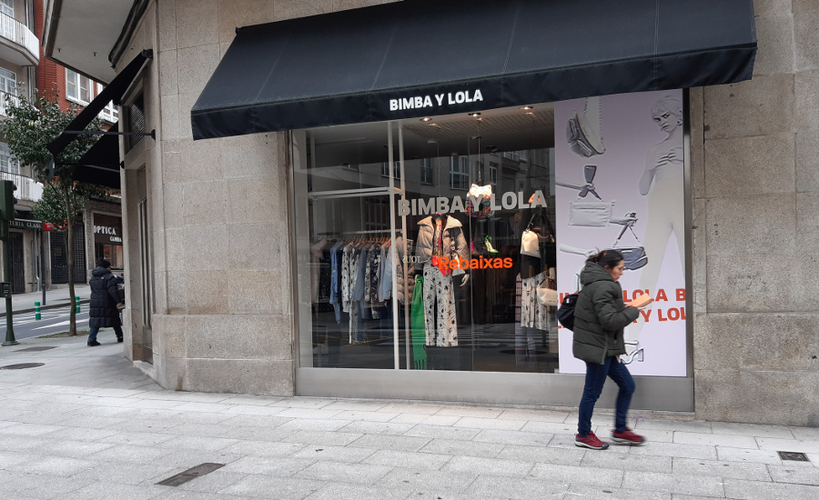 Tenda de Bimba e Lola en Compostela (Xo&aacute;n Roberes).