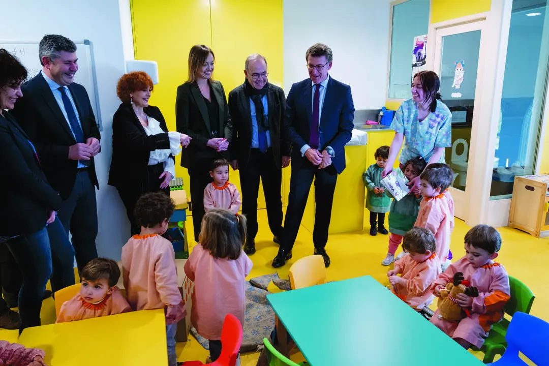 O titular do Goberno galego, Alberto N&uacute;&ntilde;ez Feij&oacute;o, acompa&ntilde;ado pola conselleira de Pol&iacute;tica Social, Fabiola Garc&iacute;a, visita as instalaci&oacute;ns da Escola Infantil Santa Susana.Escola Infantil Santa Susana, Santiago de Compostela.