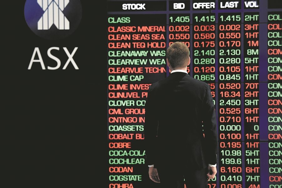 A man is seen looking at the digital market boards at the Australian Stock Exchange (ASX) in Sydney, Monday, March 9, 2020. The Australian share market has had its worst morning since the Global Financial Crisis in 2008, as the escalation of the coronavirus stifles international economic growth. (AAP Image/Bianca De Marchi) NO ARCHIVING
ONLY FOR USE IN SPAIN

A man is seen looking at the digital market boards at the Australian Stock Exchange (ASX) in Sydney, Monday, March 9, 2020. The Australian share market has had its worst morning since the Global Financial Crisis in 2008, as the escalation of the coronavirus stifles international economic growth. (AAP Image/Bianca De Marchi) NO ARCHIVING

3/9/2020 ONLY FOR USE IN SPAIN