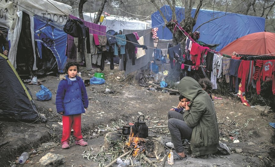 21 January 2020, Greece, Lesbos: Migrants sit near a small fire to warm themselves in a temporary camp next to Moria refugee camp. The camps on the islands of Lesbos, Samos, Chios, Kos and Leros are completely overcrowded. Photo: Angelos Tzortzinis/dpa
ONLY FOR USE IN SPAIN

21 January 2020, Greece, Lesbos: Migrants sit near a small fire to warm themselves in a temporary camp next to Moria refugee camp. The camps on the islands of Lesbos, Samos, Chios, Kos and Leros are completely overcrowded. Photo: Angelos Tzortzinis/dpa
  (Foto de ARCHIVO)

1/21/2020 ONLY FOR USE IN SPAIN