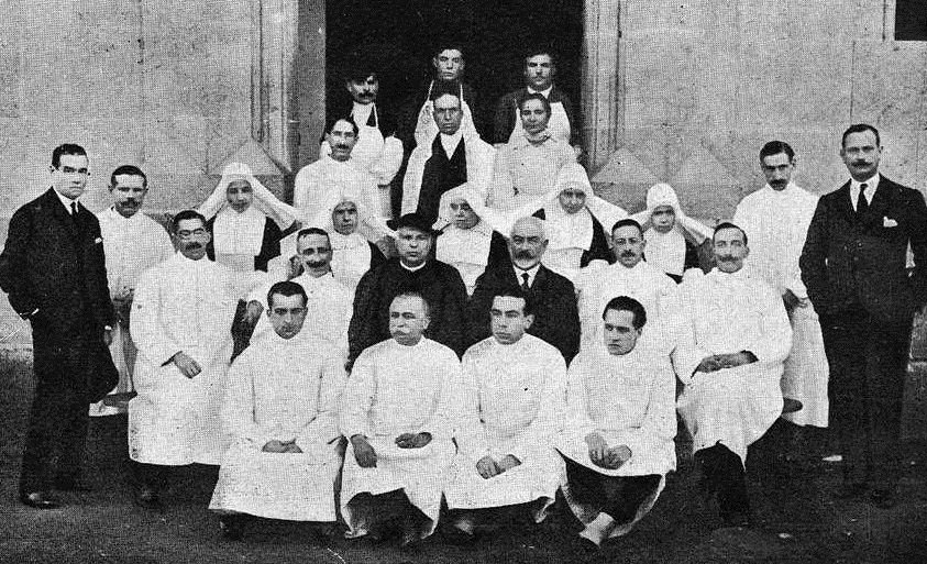 Persoal do hospital de Ourense premiado polo seu labor na epidemia gripal de 1918 [Imaxe: Vida Gallega].