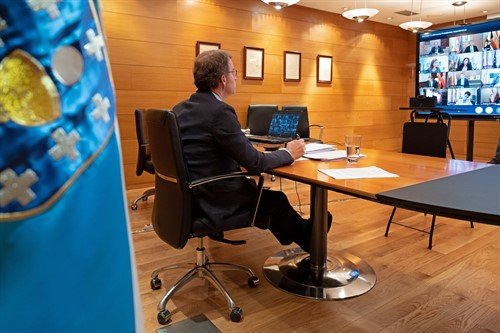 O titular do Goberno galego durante unha videoconferencia co presidente do Goberno central mailos demais presidentes autonómicos [Imaxe: Europa Press].