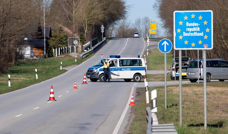 EuropaPress_2720211_16_march_2020_bavaria_neuhaus_am_inn_police_officer_is_stands_at_checkpoint