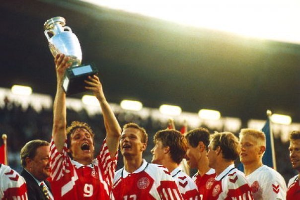 A selección de Dinamarca, levantando a Eurocopa de 1992.