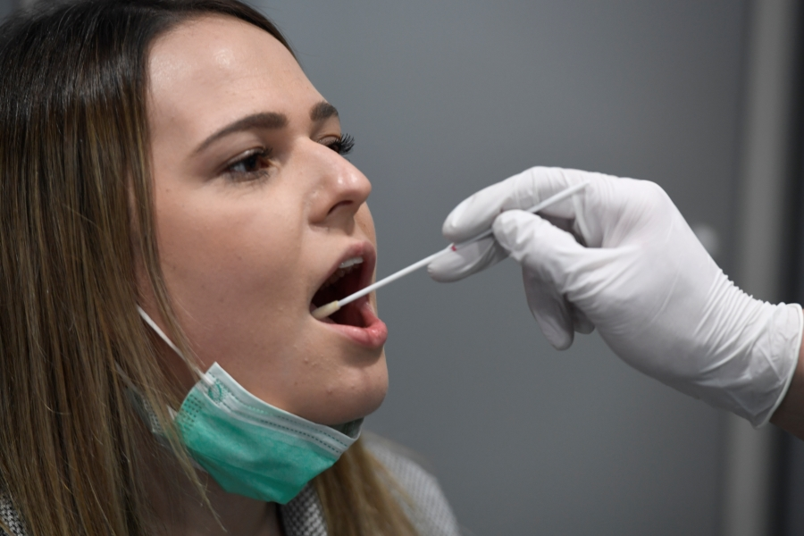 Recollida de mostra para test de coronavirus (Imaxe: Roberto Pfeil).