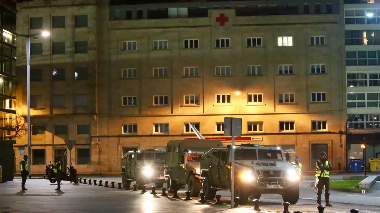 Veh&iacute;culos militares no centro de Vigo (Esculca).