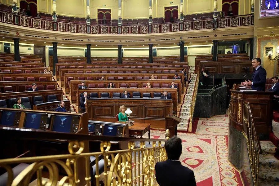 O Congreso na sesi&oacute;n de onte, nunha imaxe ins&oacute;lita ante a escasa presenza de membros pola situaci&oacute;n de emerxencia sanitaria (Imaxe: Pool)