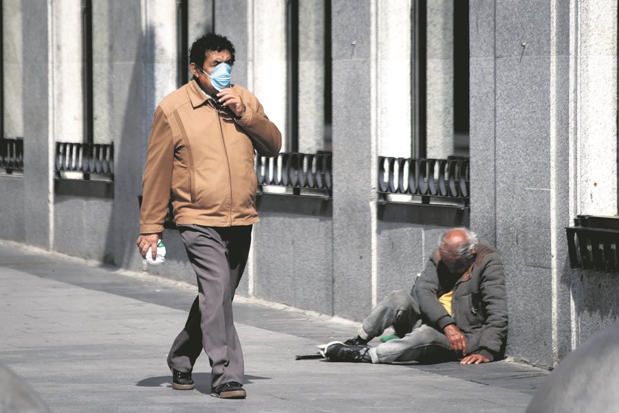 Un hombre con mascarilla pasea por una calle de Madrid durante la crisis del coronavirus a 15 de marzo de 2020.

Un hombre con mascarilla pasea por una calle de Madrid durante la crisis del coronavirus a 15 de marzo de 2020. 


14/3/2020