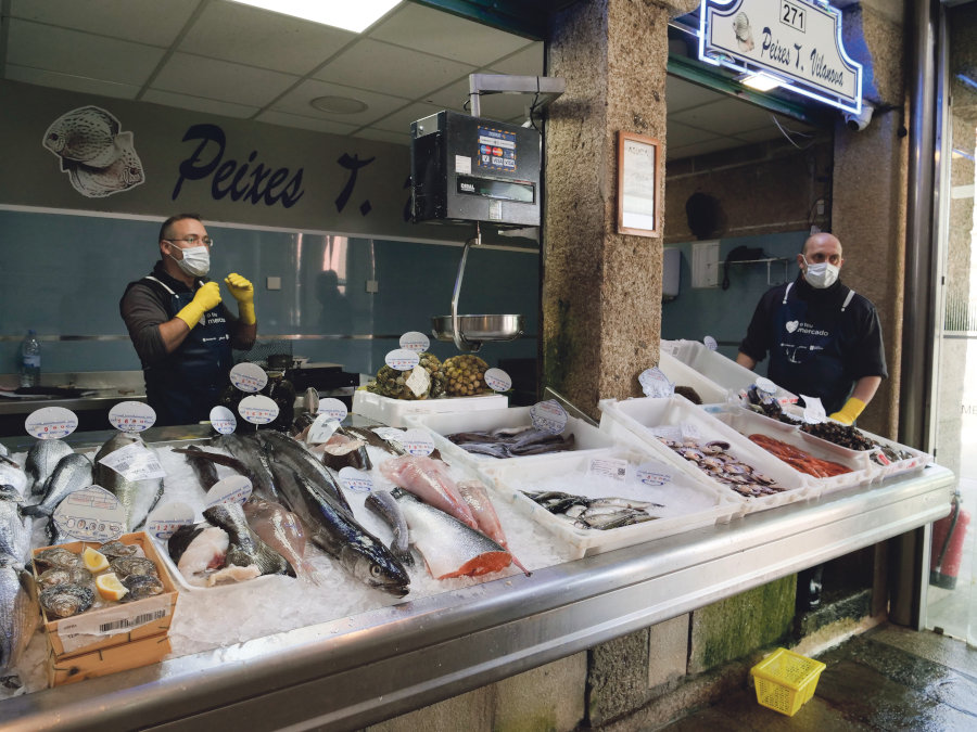 Posto de venda de peixe na Praza de Abastos de Compostela (Arxina).