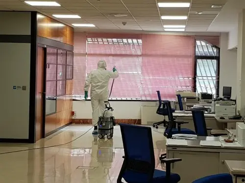 Efectivos da UME durante unha desinfecci&oacute;n (Ministerio de Defensa).