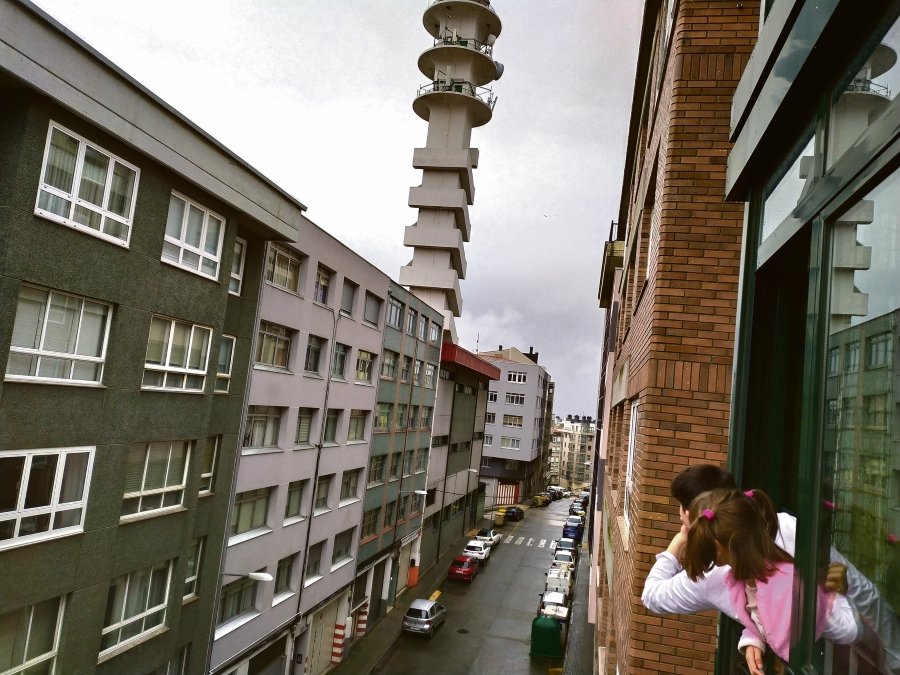 Dúas crianzas albiscan o horizonte desde a xanela da súa casa na Coruña (Imaxe: Nós Diario).