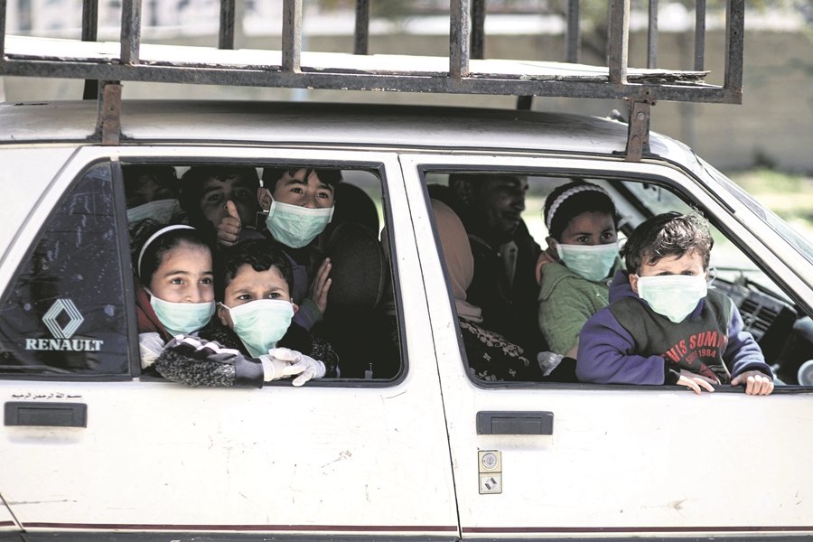 dpatop - 22 March 2020, Palestinian Territories, Gaza: Palestinian children wear protective face-masks as a preventive measure amid fears of the spread of the COVID-19 (coronavirus). Photo: Mahmoud Ajjour/APA Images via ZUMA Wire/dpa
ONLY FOR USE IN SPAIN

dpatop - 22 March 2020, Palestinian Territories, Gaza: Palestinian children wear protective face-masks as a preventive measure amid fears of the spread of the COVID-19 (coronavirus). Photo: Mahmoud Ajjour/APA Images via ZUMA Wire/dpa

22/3/2020 ONLY FOR USE IN SPAIN