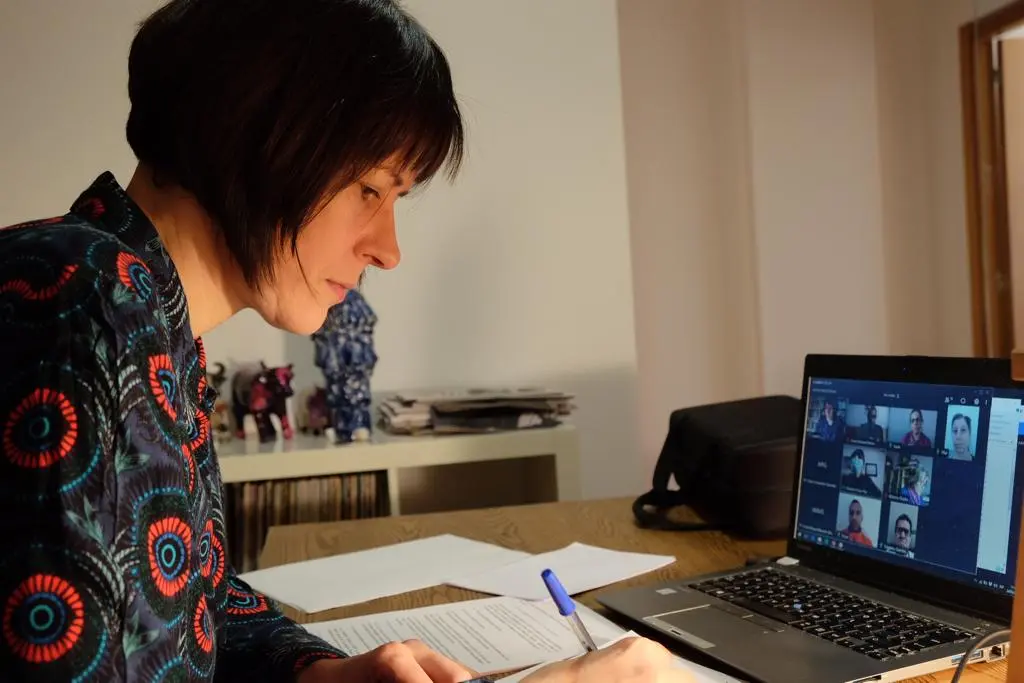 Ana Pont&oacute;n durante a videoconferencia con sanitarios e persoal de servizos socais (BNG).