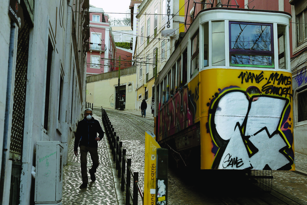 17 March 2020, Portugal, Lisbon: A men wearing a face mask walks next to a tram in downtown Lisbon, amid Coronavirus (SARS-CoV-2) global outbreak. Photo: Pedro Fiuza/ZUMA Wire/dpa
ONLY FOR USE IN SPAIN

17 March 2020, Portugal, Lisbon: A men wearing a face mask walks next to a tram in downtown Lisbon, amid Coronavirus (SARS-CoV-2) global outbreak. Photo: Pedro Fiuza/ZUMA Wire/dpa

17/3/2020 ONLY FOR USE IN SPAIN