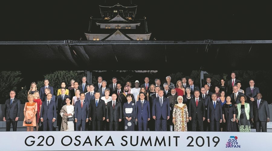 June 28, 2019 - Osaka, Japan: President Donald J. Trump participates in a group photo during G20 Cultural Program at the Osaka Geihinkan with fellow leaders attending G20 Japan Summit. (Tia Dufour/The White House/Contacto)
ONLY FOR USE IN SPAIN

June 28, 2019 - Osaka, Japan: President Donald J. Trump participates in a group photo during G20 Cultural Program at the Osaka Geihinkan with fellow leaders attending G20 Japan Summit. (Tia Dufour/The White House/Polaris)
  (Foto de ARCHIVO)

29/6/2019 ONLY FOR USE IN SPAIN