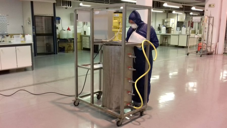Enxeñeiras e farmacéuticas traballan xuntas para fabricar o xel desinfectante solicitado polo Sergas (Imaxe: USC)