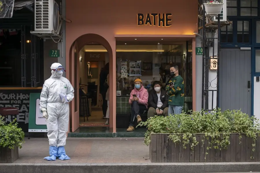 Traballadora sanitaria en Shangai, a China (Imaxe: Polaris / Contacto)