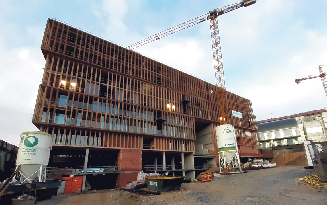 Edificio en construci&oacute;n en Compostela (Xo&aacute;n Roberes).