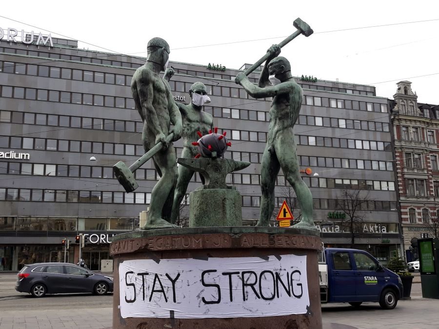 A icónica estatua dos Three Smiths (Helsinki), con máscaras (Imaxe: Temu Salonen)