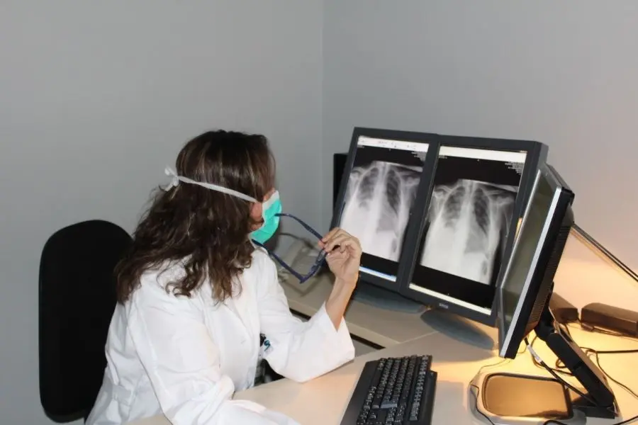 Probas m&eacute;dicas a unha paciente de coronavirus (Imaxe: Hospital Arnau)