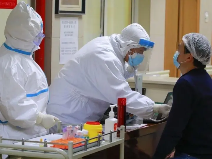 Un home que superou a infecci&oacute;n por coronavirus doa o seu plasma no municipio de Chongqing, no suroeste de China en febreiro (Imaxe: He Hongze/Xinhua)