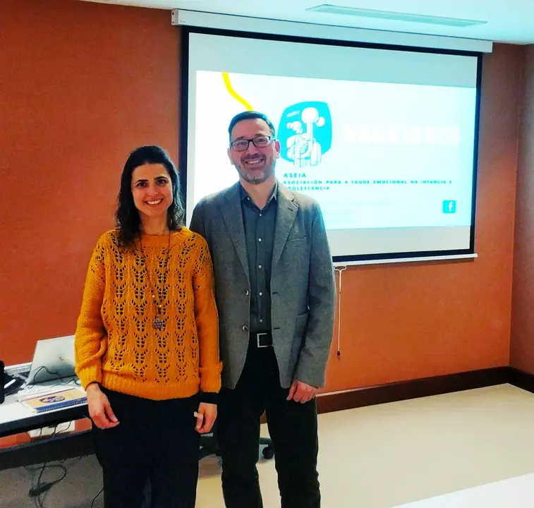 Ricardo Fandi&ntilde;o e Vanessa Rodr&iacute;guez Pousada, coordinadora do servizo de apoio emocional (Imaxe: Aiseia)