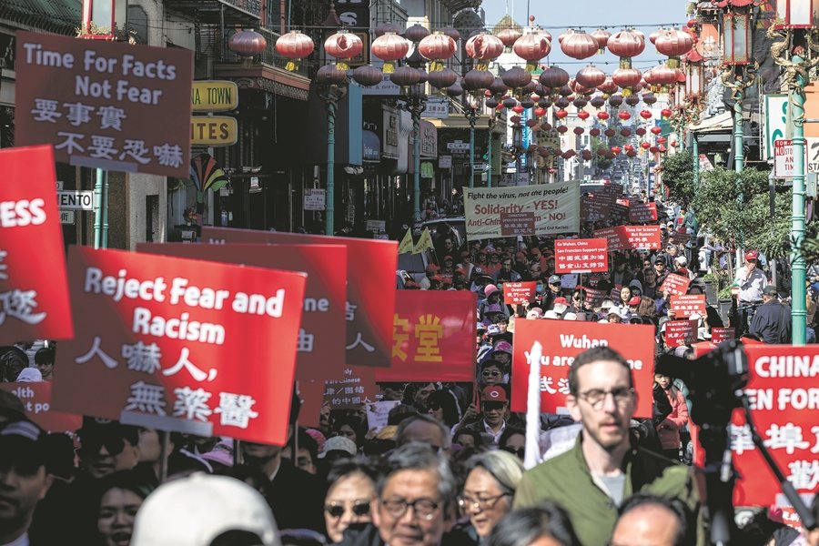 2/29/2020 - San Francisco, Calif., USA: Hundreds take to the streets protest against racism in the Chinese community during a march down Grant Avenue from Chinatown's Portsmouth Square to Union Square in San Francisco, Calif. Saturday, February 29, 2020. Racism against the Chinese community has increased since the discovery of the first Coronavirus outbreak in Wuhan, China has spread globally. (Jessica Christian / San Francisco Chronicle / Contacto)
ONLY FOR USE IN SPAIN

2/29/2020 - San Francisco, Calif., USA: Hundreds take to the streets protest against racism in the Chinese community during a march down Grant Avenue from Chinatown's Portsmouth Square to Union Square in San Francisco, Calif. Saturday, February 29, 2020. Racism against the Chinese community has increased since the discovery of the first Coronavirus outbreak in Wuhan, China has spread globally. (Jessica Christian / San Francisco Chronicle / Contacto)

4/3/2020 ONLY FOR USE IN SPAIN