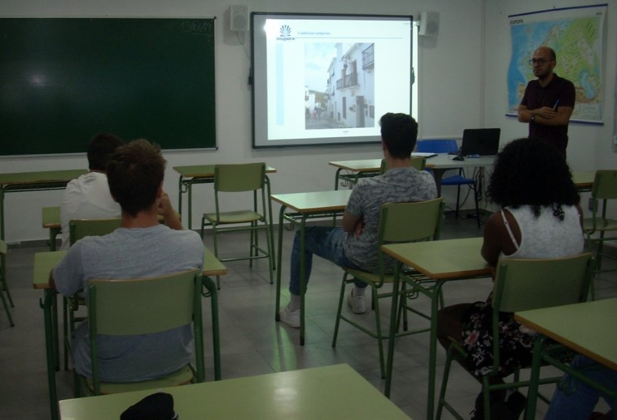 Residentes do centro de reeducación de menores Montefiz, en Ourense, reciben un curso de prevención de riscos laborais (Imaxe: Fundación Diagrama).