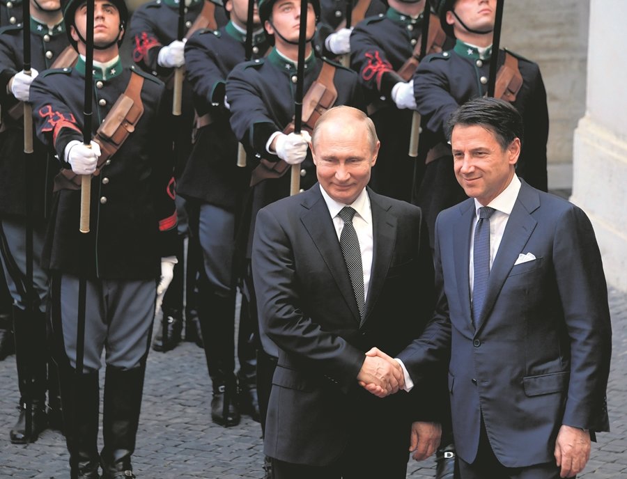 July 4, 2019 - Rome, Italy: Working visit of Russian President Vladmir Putin to Italy. Russian President Vladimir Putin (left) and Italian Prime Minister Giuseppe Conte (right) during an official welcoming ceremony in the courtyard of the Chigi Palace. July 04, 2019. Italy, Rome. (Dmitry Azarov/Kommersant/Contacto)
ONLY FOR USE IN SPAIN

July 4, 2019 - Rome, Italy: Working visit of Russian President Vladmir Putin to Italy. Russian President Vladimir Putin (left) and Italian Prime Minister Giuseppe Conte (right) during an official welcoming ceremony in the courtyard of the Chigi Palace. July 04, 2019. Italy, Rome. (Dmitry Azarov/Kommersant/Polaris)
  (Foto de ARCHIVO)

5/7/2019 ONLY FOR USE IN SPAIN