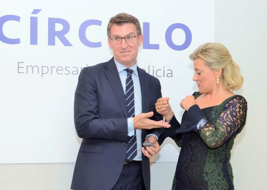 Núñez Feixoo impón a medalla de ouro do Circulo de Empresarios de Vigo a
Josefina Fernández, máxima executiva de DomusVI.
(Imaxe: circulo.gal)