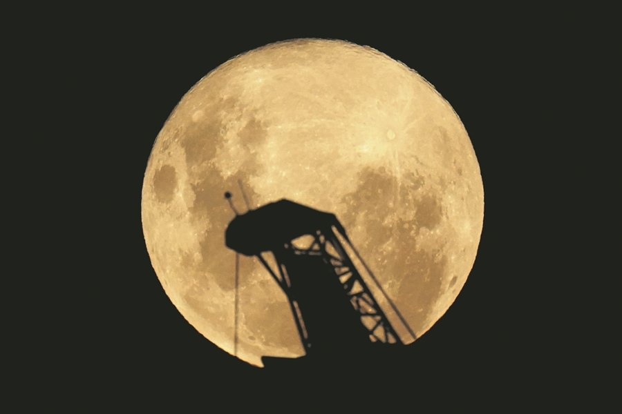 The Pink Super Moon is seen behind a city crane in Melbourne, Wednesday, April 8, 2020. The pink super moon will be the largest and brightest of 2020. (AAP Image/Michael Dodge) NO ARCHIVING
ONLY FOR USE IN SPAIN

The Pink Super Moon is seen behind a city crane in Melbourne, Wednesday, April 8, 2020. The pink super moon will be the largest and brightest of 2020. (AAP Image/Michael Dodge) NO ARCHIVING

8/4/2020 ONLY FOR USE IN SPAIN
