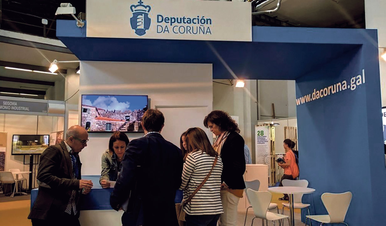 Posto de promoción de Turismo da Deputación da Coruña nunha feira (Deputación da Coruña).
