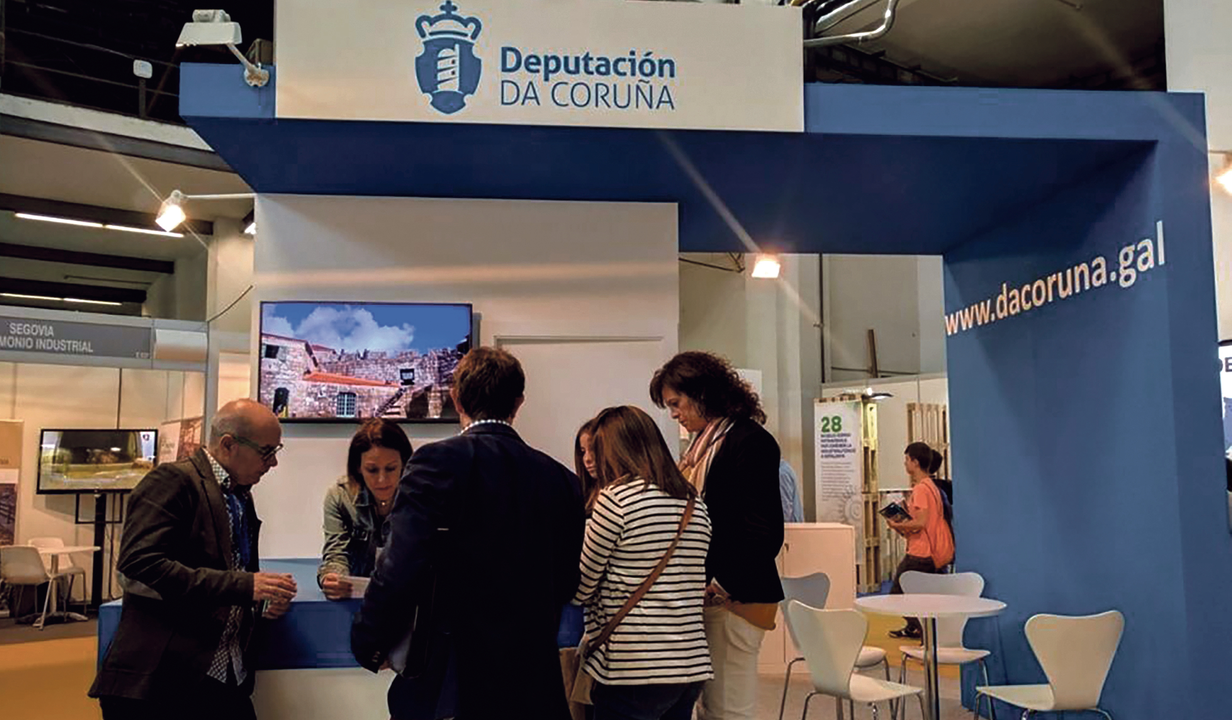 Posto de promoci&oacute;n de Turismo da Deputaci&oacute;n da Coru&ntilde;a nunha feira (Deputaci&oacute;n da Coru&ntilde;a).