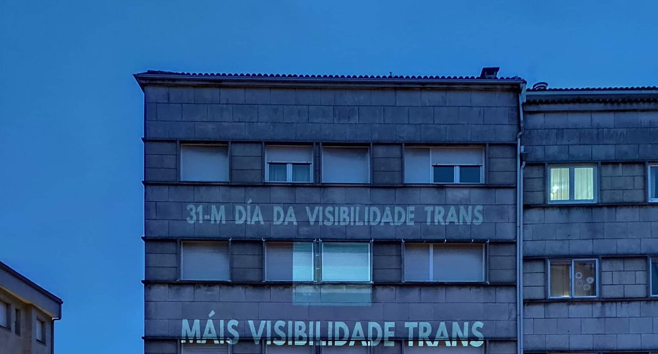 &#34;Máis visibilidade trans&#34; nun edificio de Compostela