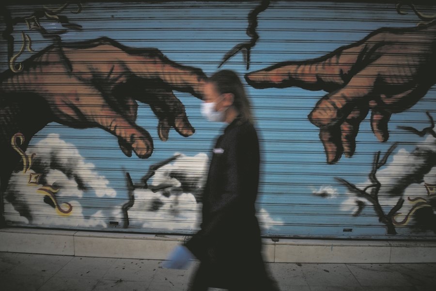 dpatop - 23 March 2020, Greece, Athens: A woman wearing face mask walks next to graffiti in the center of Athens, amid the coronavirus (COVID-19) global outbreak. Photo: -/Eurokinissi via ZUMA Wire/dpa
ONLY FOR USE IN SPAIN

dpatop - 23 March 2020, Greece, Athens: A woman wearing face mask walks next to graffiti in the center of Athens, amid the coronavirus (COVID-19) global outbreak. Photo: -/Eurokinissi via ZUMA Wire/dpa

23/3/2020 ONLY FOR USE IN SPAIN