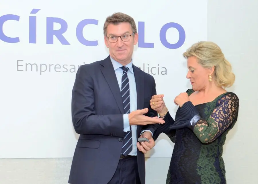 Alberto N&uacute;&ntilde;ez Feixoo entregando a Medalla de Ouro do C&iacute;rculo de Empresarios da Galiza a Josefina Fern&aacute;ndez Migu&eacute;lez. (Foto: N&oacute;s Diario)