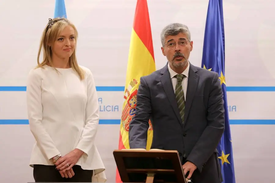 O director xeral de Maiores, Ildefonso de la Campa Montenegro, coa conselleira de Pol&iacute;tica Social, Fabiola Garc&iacute;a Mart&iacute;nez (Imaxe: xunta.gal)