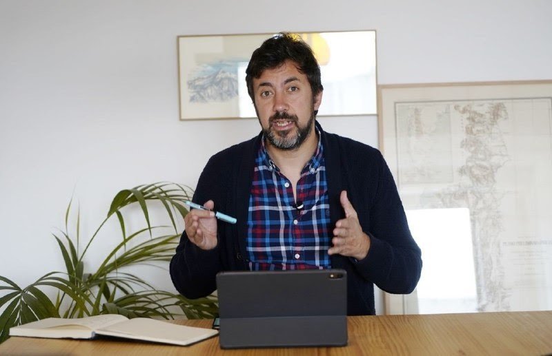 O voceiro de Galicia en Común-Anova Mareas, Antón Gómez-Reino en rolda de prensa telemática (Imaxe: Nós Diario)