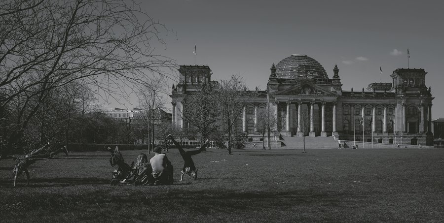 April 17, 2020 - Berlin, Germany: A family relaxes in front of the Reichstag (German Parliament) and kids do cartwheels during the coronavirus pandemic. As the rate of new infections nationwide continues to slow, the German government is seeking to establish and implement a roadmap for easing restrictions on public life and the impact the virus is having on the economy. So far there are over 130,000 cases of confirmed infections of Covid 19 in Germany, over 3,000 people have died and about 57,000 people recovered. (Hermann Bredehorst / Contacto)
ONLY FOR USE IN SPAIN

April 17, 2020 - Berlin, Germany: A family relaxes in front of the Reichstag (German Parliament) and kids do cartwheels during the coronavirus pandemic. As the rate of new infections nationwide continues to slow, the German government is seeking to establish and implement a roadmap for easing restrictions on public life and the impact the virus is having on the economy. So far there are over 130,000 cases of confirmed infections of Covid 19 in Germany, over 3,000 people have died and about 57,000 people recovered. (Hermann Bredehorst / Contacto)

17/4/2020 ONLY FOR USE IN SPAIN