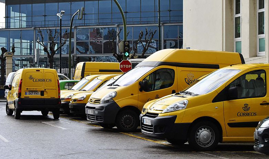 Vehículos de Correos diante da sede da empresa pública no centro da Coruña (Foto: Nós Diario).
