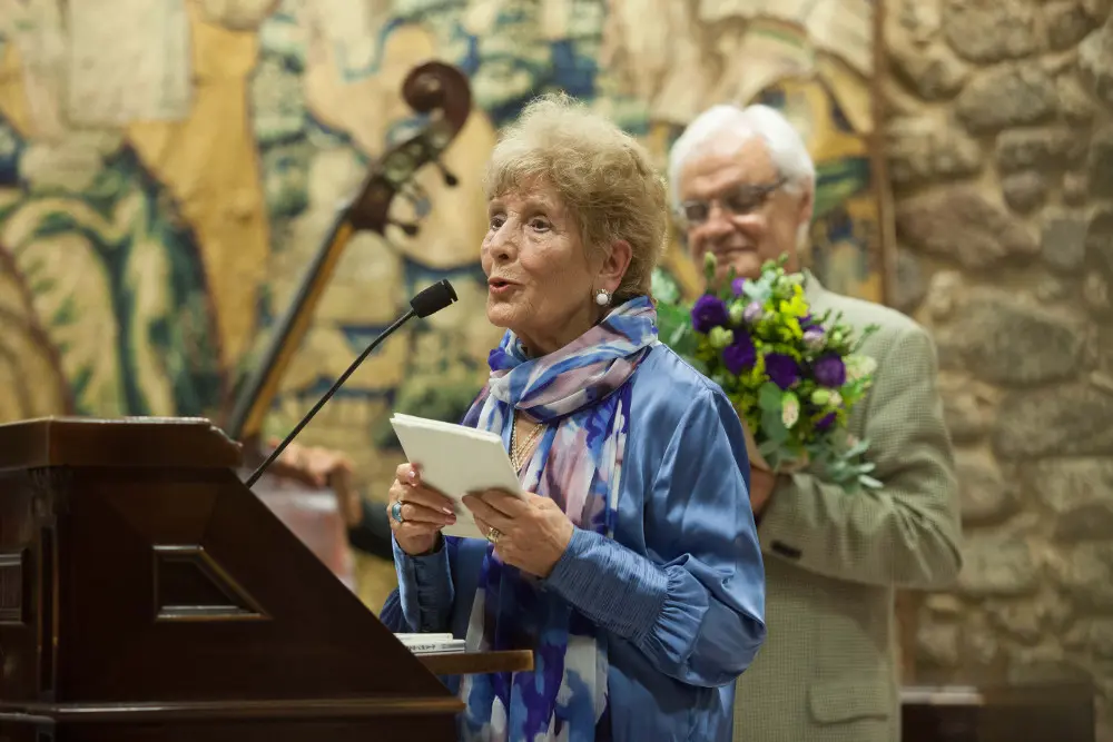 Luz Pozo Garza homenaxeada pola RAG 
no seu 95 aniversario en 2017 (Xos&eacute; Castro).
