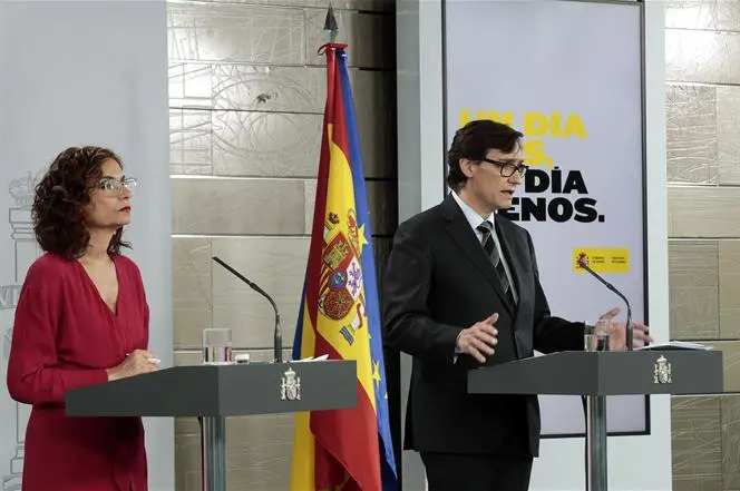 As ministras Mar&iacute;a Jes&uacute;s Montero e Salvador Illa (J.M. Cuadrado/Moncloa).