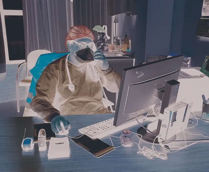 A atenci&oacute;n telef&oacute;nica centra os esforzos do persoal sanitario durante o confinamento (Europa Press).