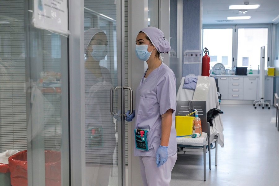 Traballadoras sanitarias atenden pacientes de coronavirus (Europa Press).