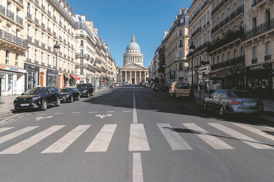 26 April 2020, France, Paris: A street leading to the famous Pantheon builduing is seen almost deserted amid a lockdown aiming to curb the spread of Coronavirus. French Prime Minister Edouard Philippe will present the government's post-lockdown plan to the National Assembly on Tuesday, he announced on Twitter. Photo: Eric Bromme/TheNEWS2 via ZUMA Wire/dpa
ONLY FOR USE IN SPAIN

26 April 2020, France, Paris: A street leading to the famous Pantheon builduing is seen almost deserted amid a lockdown aiming to curb the spread of Coronavirus. French Prime Minister Edouard Philippe will present the government's post-lockdown plan to the National Assembly on Tuesday, he announced on Twitter. Photo: Eric Bromme/TheNEWS2 via ZUMA Wire/dpa

26/4/2020 ONLY FOR USE IN SPAIN