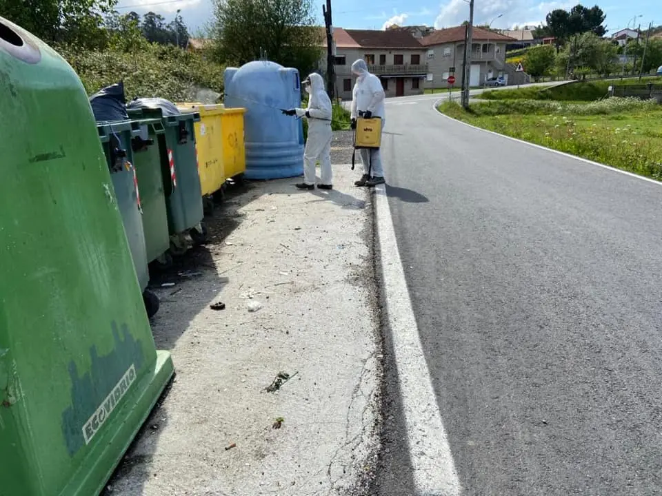 "Operativo especial" de "desinfecci&oacute;n" organizado polo PP de Barro (Imaxe: Populares de Barro).
