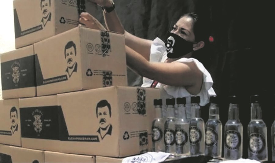Cajas de suministros con la cara de 'El Chapo' Guzmán repartidas en México

Cajas de suministros con la cara de 'El Chapo' Guzmán repartidas en México


20/4/2020