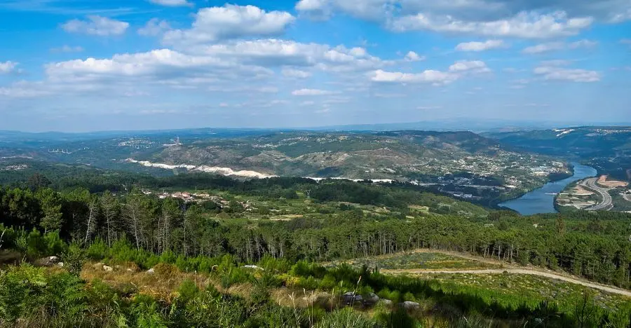 Panoramica do r&iacute;o Mi&ntilde;o cara a Ourense desde o Monte San Trocado (Imaxe: Iago Pillado)